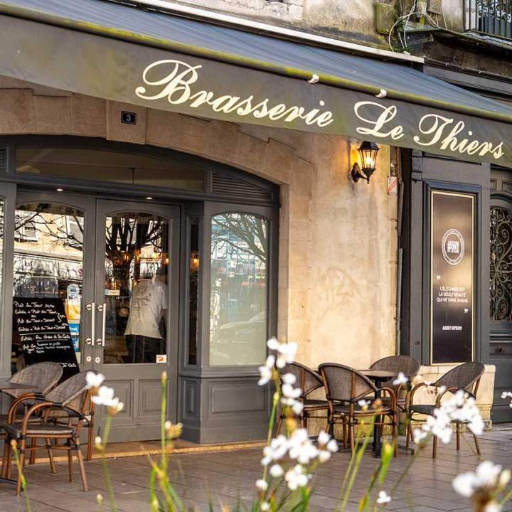 Dégustez nos plats sur notre terrasse ensoleillée.