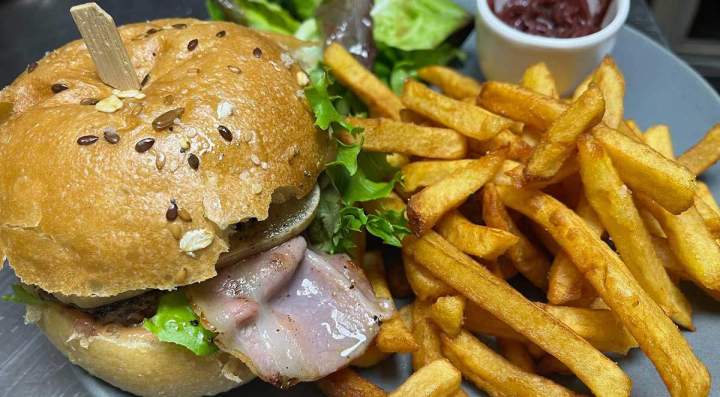 Burger le thiers, salade et frites maison Bayonne